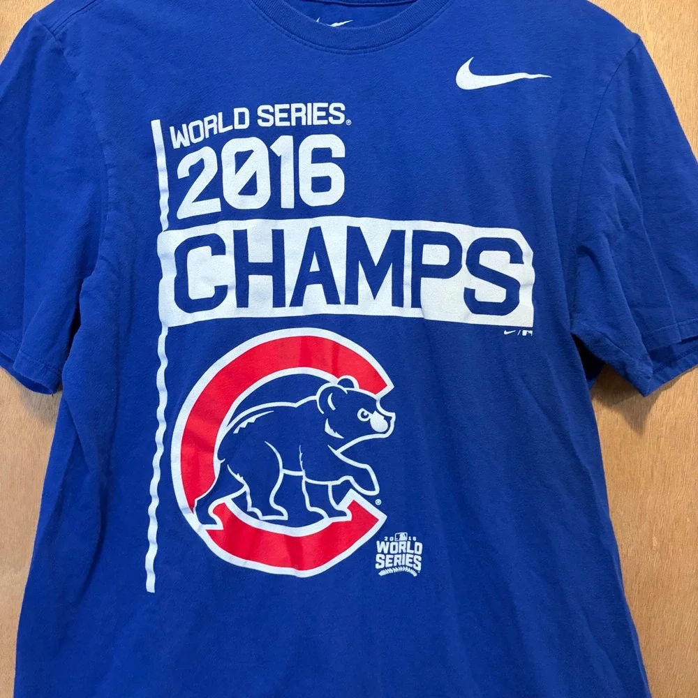 Nike T-Shirt Mens M Chicago Cubs 2016 World Series Champions Souvenir Old School